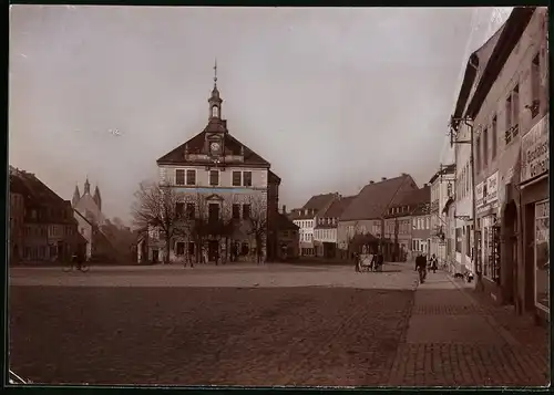 Fotografie Brück & Sohn Meissen, Ansicht Geithain, Marktplatz mit Ladengeschäften & Rathaus