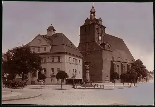 Fotografie Brück & Sohn Meissen, Ansicht Dommitzsch, Strasseneck mit Denkmal, Rathaus & Kirche