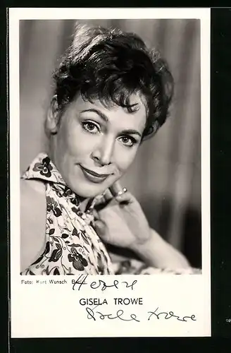 AK Schauspielerin Gisela Trowe mit freundlichem Blick, mit original Autograph