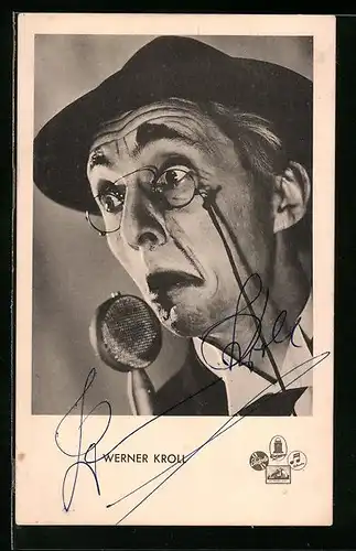 AK Schauspieler Werner Kroll mit Kneifer und Mikrofon, mit original Autograph