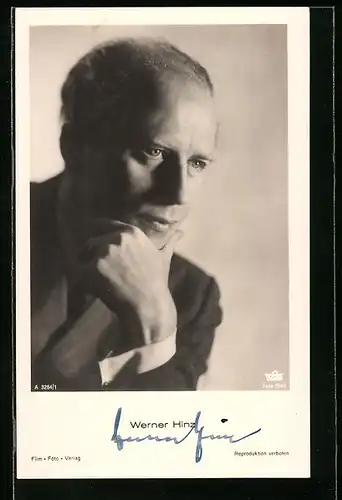 AK Schauspieler Werner Hinz mit aufgestütztem Kopf, mit original Autograph