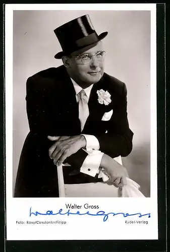 AK Schauspieler Walter Gross in Frack und mit Zylinder, mit original Autograph