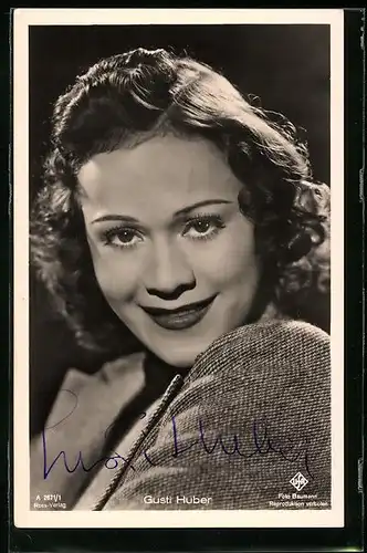 AK Schauspielerin Gusti Huber mit freundlichem Lächeln, mit original Autograph