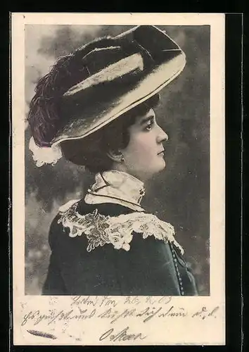 AK Lady trägt Hut mit lila Federn