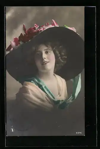 AK Gutaussehende Frau mit rosa Wangen und Hut
