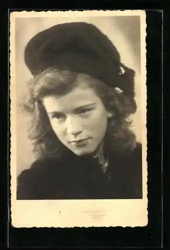 AK Niedergeschlagen wirkende Frau mit Hut