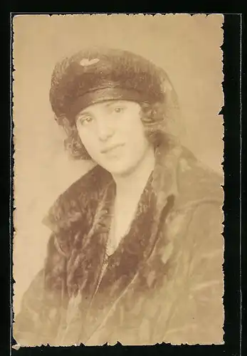 AK Dame im Pelzmantel und mit Hut
