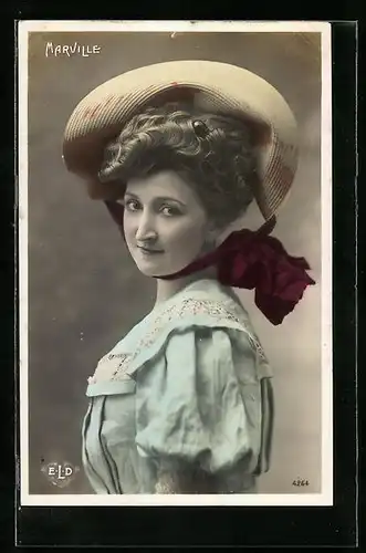 AK Junge Frau im türkisfarbenen Kleid und mit Hut