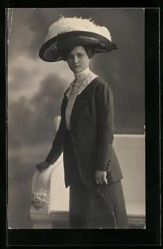 AK Dame mit Hut posiert an eine Bank gelehnt