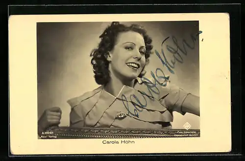AK Schauspielerin Carola Höhn lächelt herausfordernd, original Autograph