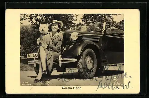 AK Schauspielerin Carola Höhn an einem Auto mit Hund, mit original Autograph