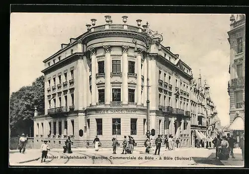 AK Basel, Passanten vor der Basler Handelsbank