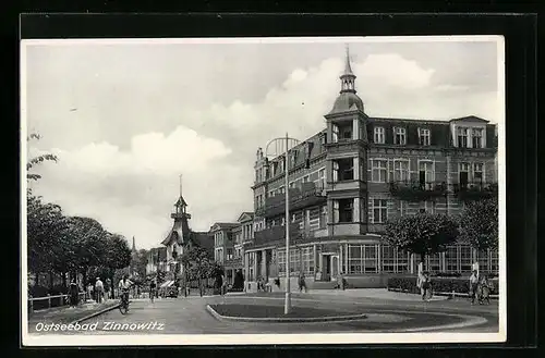 AK Zinnowitz, Strassenpartie mit Passanten und Wohnhäusern