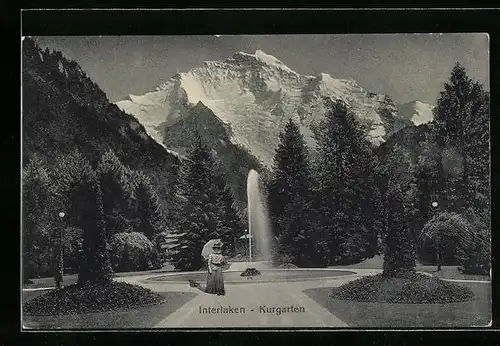 AK Interlaken, Spaziergängerin am Springbrunnen im Kurgarten