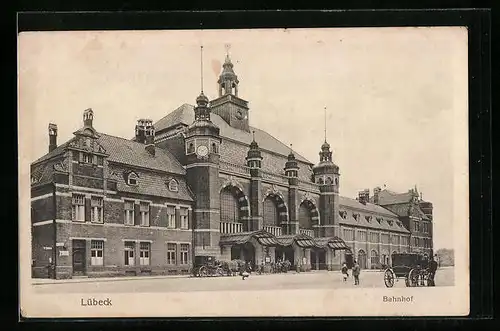 AK Lübeck, Kutsche vor dem Bahnhof