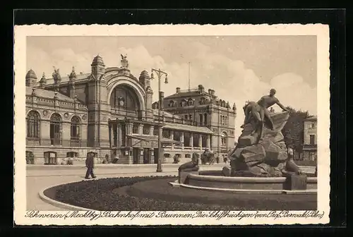 AK Schwerin, Bahnhof mit Brunnen Die Schiffbrüchigen