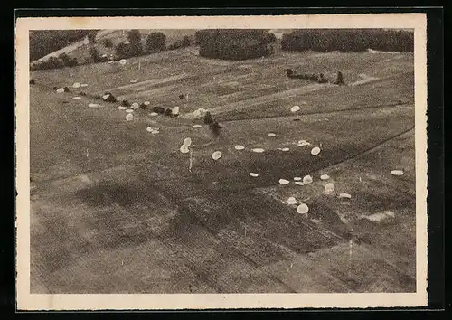 AK Fallschirmjäger in der Luft