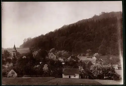 Fotografie Brück & Sohn Meissen, Ansicht Collmberg, Blick auf den Ort mit Kirchturm