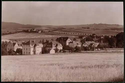 Fotografie Brück & Sohn Meissen, Ansicht Kleinschweidnitz, Blick vom Feld auf den Ort mit Wohnhäusern