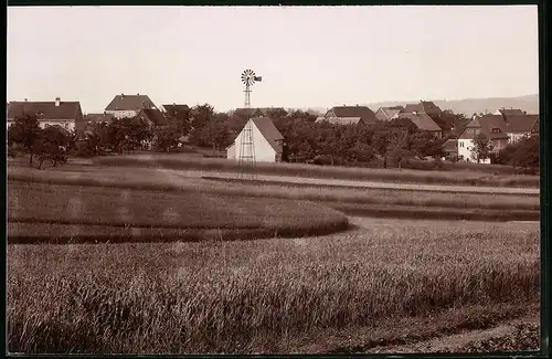 Fotografie Brück & Sohn Meissen, Ansicht Hetzdorf b. Freiberg, Blick über die Felder auf den Ort, Windrad