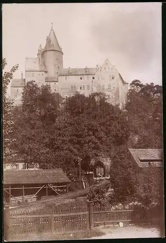 Fotografie Brück & Sohn Meissen, Ansicht Schwarzenberg i. Erzg., Blick auf den Eisenbahntunnel unter dem Schloss