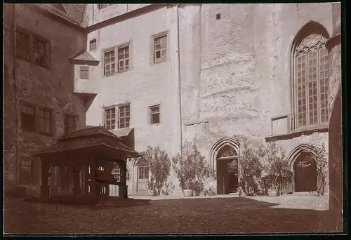 Fotografie Brück & Sohn Meissen, Ansicht Rochsburg, Blick in den Schlosshof mit altem Ziehbrunnen