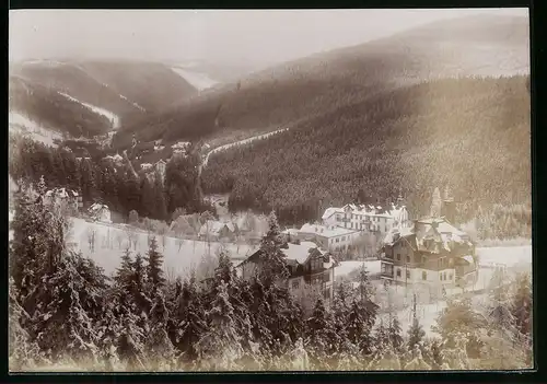 Fotografie Brück & Sohn Meissen, Ansicht Bärenfels i. Erzg., Blick auf den verschneiten Ort im Winter