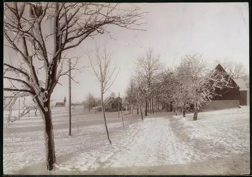 Fotografie Brück & Sohn Meissen, Ansicht Schellerhau, Dorfstrasse im Winter mit Blick in den Ort
