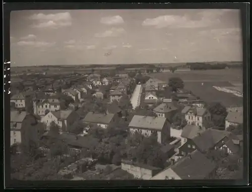 Fotografie Brück & Sohn Meissen, Ansicht Arnsdorf i. Sa., Blick auf die Stadt mit Wohnhäusern