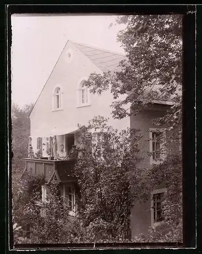 Fotografie Brück & Sohn Meissen, Ansicht unbekannter Ort, Blick auf ein Haus mit Bewohnern