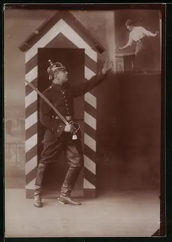 Fotografie Brück & Sohn Meissen, Ansicht Meissen i. Sa., sächsischer Soldat in Uniform mit Artillerie Pickelhaube