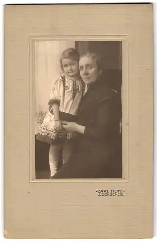 Fotografie Carl Huth, Lüdenscheid, Bürgerliche Dame mit einem Mädchen