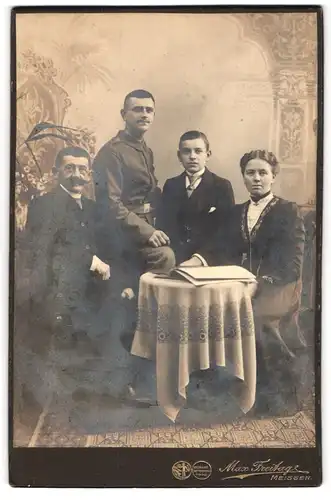 Fotografie Max Freitag, Meissen, Rote Stufen 3, Soldat in Uniform bei seiner Familie