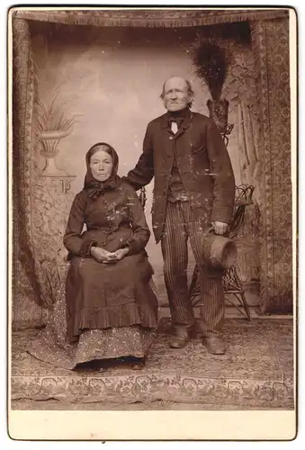 Fotografie unbekannter Fotograf und Ort, Älteres Paar in hübscher Kleidung