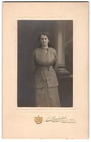 Fotografie E. Rudolph, Hof, Lorenzstrasse 3, Junge Dame in modischer Kleidung