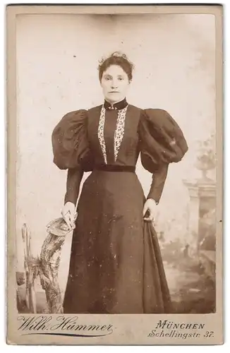 Fotografie Wilhelm Hümmer, München, Schellingstrasse 37, Junge Dame im Kleid mit Puffärmeln