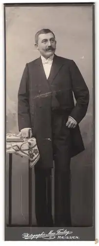 Fotografie Max Freitag, Meissen, Rothe Stufen 3, Elegant gekleideter Herr mit Schnauzbart