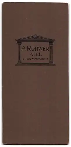 Fotografie A. Rohwer, Kiel, Brunswikerstrasse 15 A, Junge Dame im zeitgenössischen Kleid