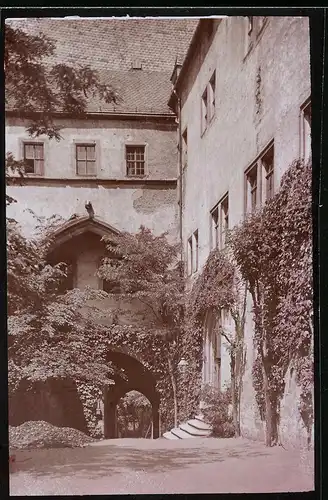 Fotografie Brück & Sohn Meissen, Ansicht Rochlitz, Partie im Schlosshof, Spielgelverkehrt