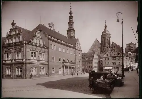 Fotografie Brück & Sohn Meissen, Ansicht Pirna / Elbe, Marktplatz mit Geschäften und Marktfrau samt Stand