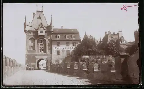 Fotografie Brück & Sohn Meissen, Ansicht Meissen i. Sa., Blick auf das Burgtor mit Wagners Weinschänke