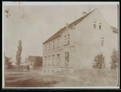 Fotografie Brück & Sohn Meissen, Ansicht Kreinitz, Strassenpartie mit Wohnhaus