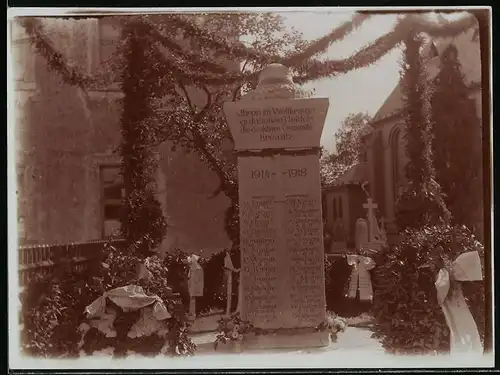 Fotografie Brück & Sohn Meissen, Ansicht Kreinitz, Blick auf das Kriegerdenkmal im festlichen Schmuck