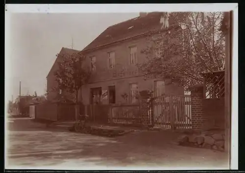 Fotografie Brück & Sohn Meissen, Ansicht Kreinitz, Strassenpartie am Gasthaus Otto Bernhardt