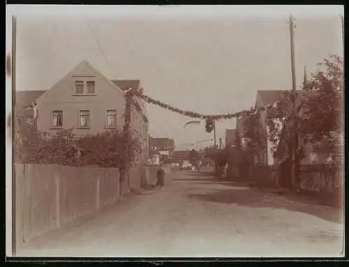 Fotografie Brück & Sohn Meissen, Ansicht Kreinitz, Strassenparie mit geschmückten Girlanden im Ort