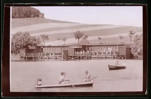 Fotografie Brück & Sohn Meissen, Ansicht Neustadt i. Sa., Blick auf die Badeanstalt mit Ruderbooten