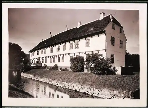 Fotografie Brück & Sohn Meissen, Ansicht Rudbjerggaard, Blick auf das Herrenhaus am Kanal