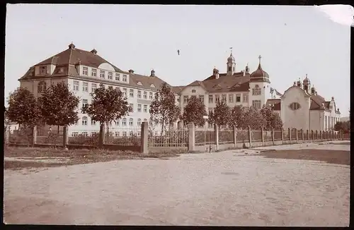 Fotografie Brück & Sohn Meissen, Ansicht Pulsnitz i. Sa., Partie an der Neue Schule, Spiegelverkehrt