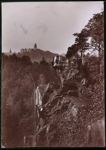 Fotografie Brück & Sohn Meissen, Ansicht Rochsburg, Blick vom Felsen nach dem Schloss Rochsburg