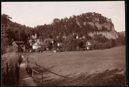 Fotografie Brück & Sohn Meissen, Ansicht Oybin, Weg zum Ort mit Blick auf den Berg Oybin